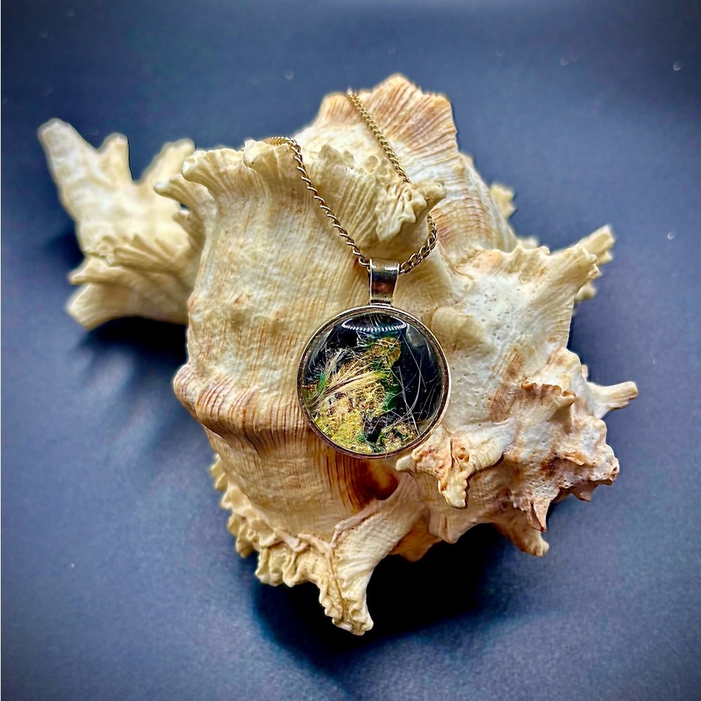 Elegant Gold Pendant Necklace